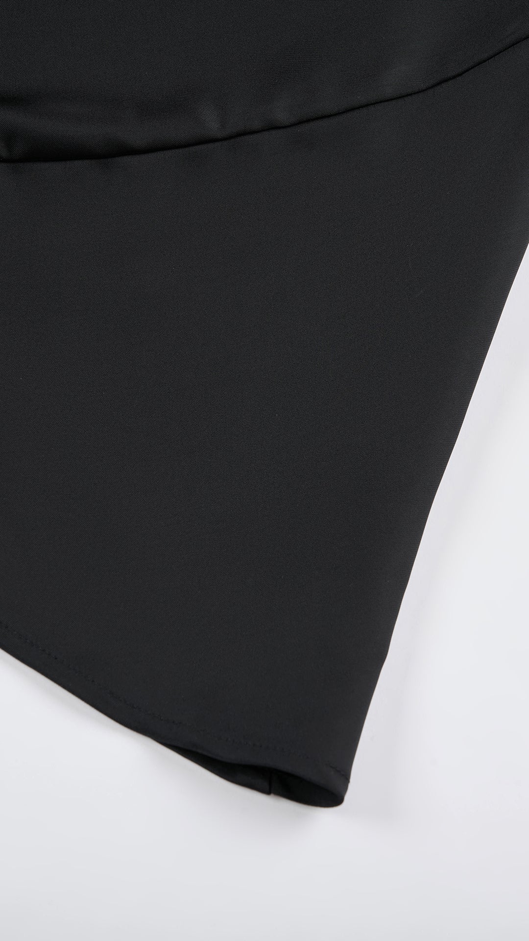 Abito lungo elegante senza maniche con scollo a collo drappeggiato e dettaglio a fibbia, in tessuto fluido, per cerimonie e occasioni speciali