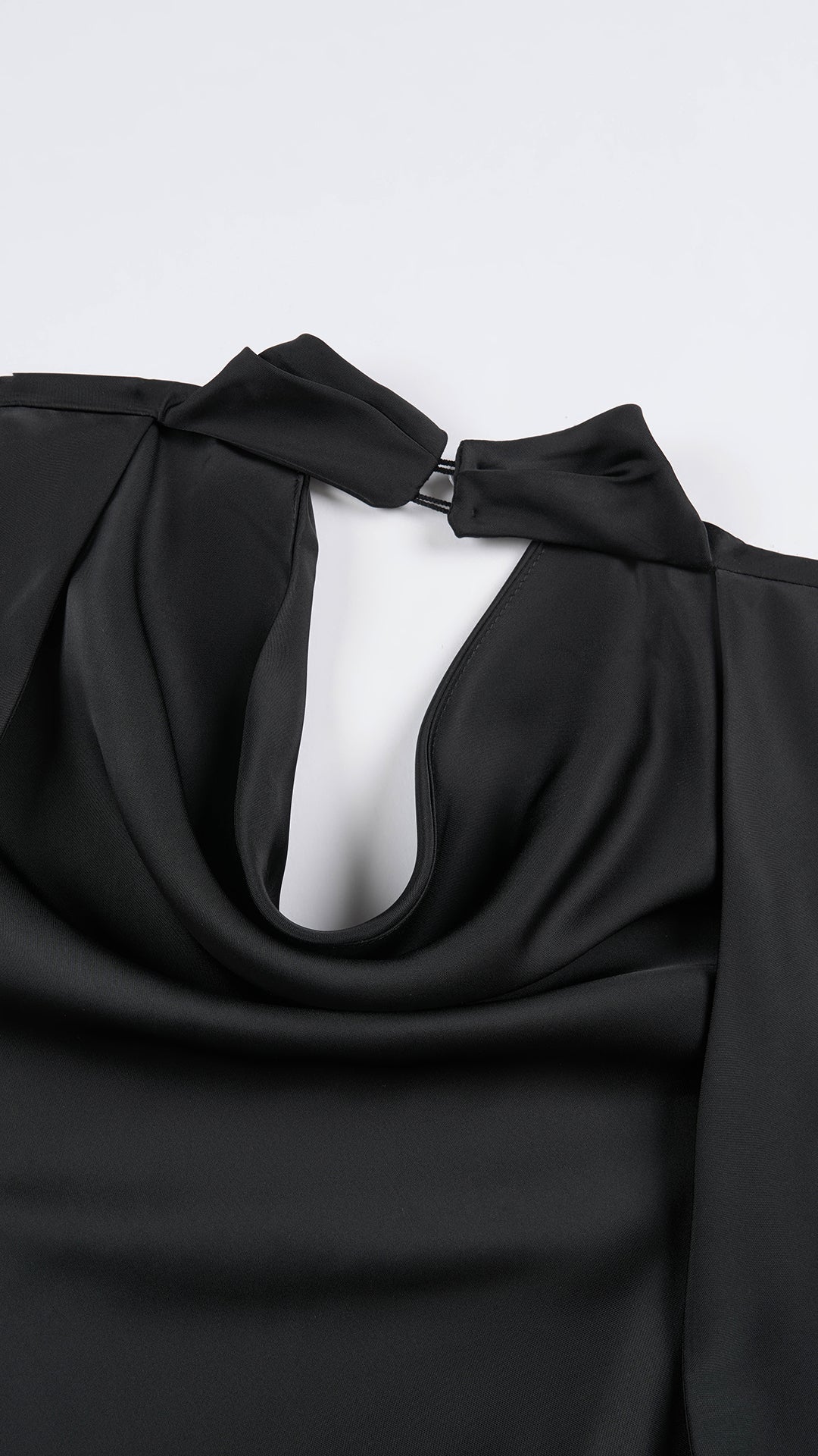 Abito lungo elegante senza maniche con scollo a collo drappeggiato e dettaglio a fibbia, in tessuto fluido, per cerimonie e occasioni speciali