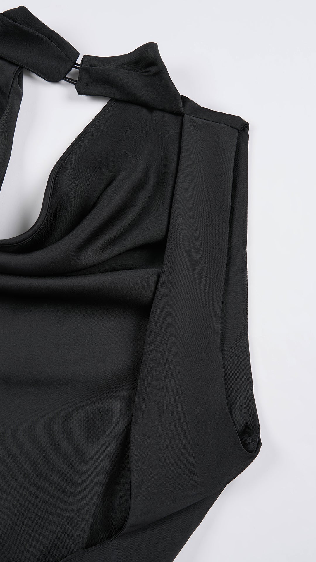 Abito lungo elegante senza maniche con scollo a collo drappeggiato e dettaglio a fibbia, in tessuto fluido, per cerimonie e occasioni speciali