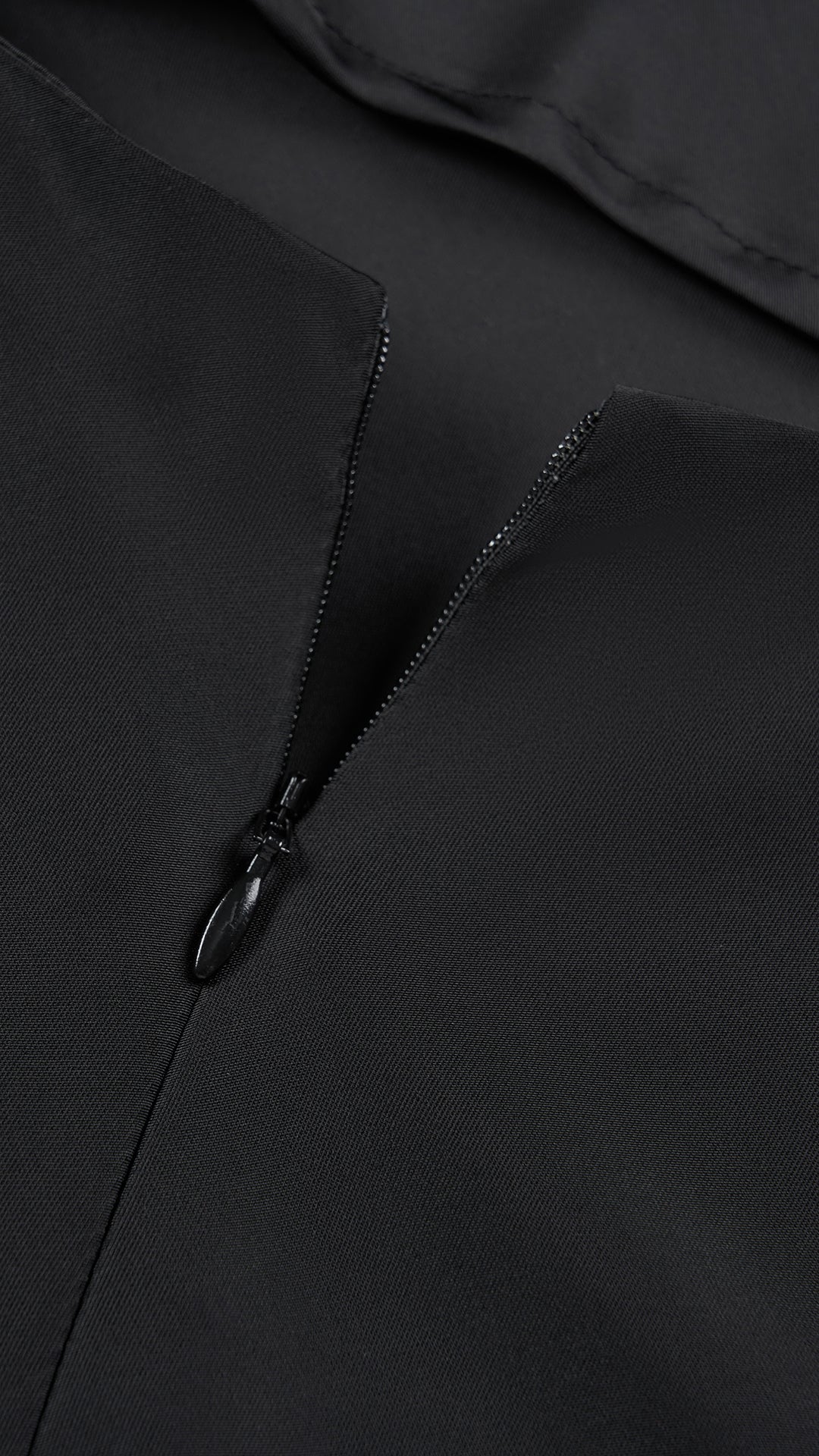 Abito lungo elegante senza maniche con scollo a collo drappeggiato e dettaglio a fibbia, in tessuto fluido, per cerimonie e occasioni speciali