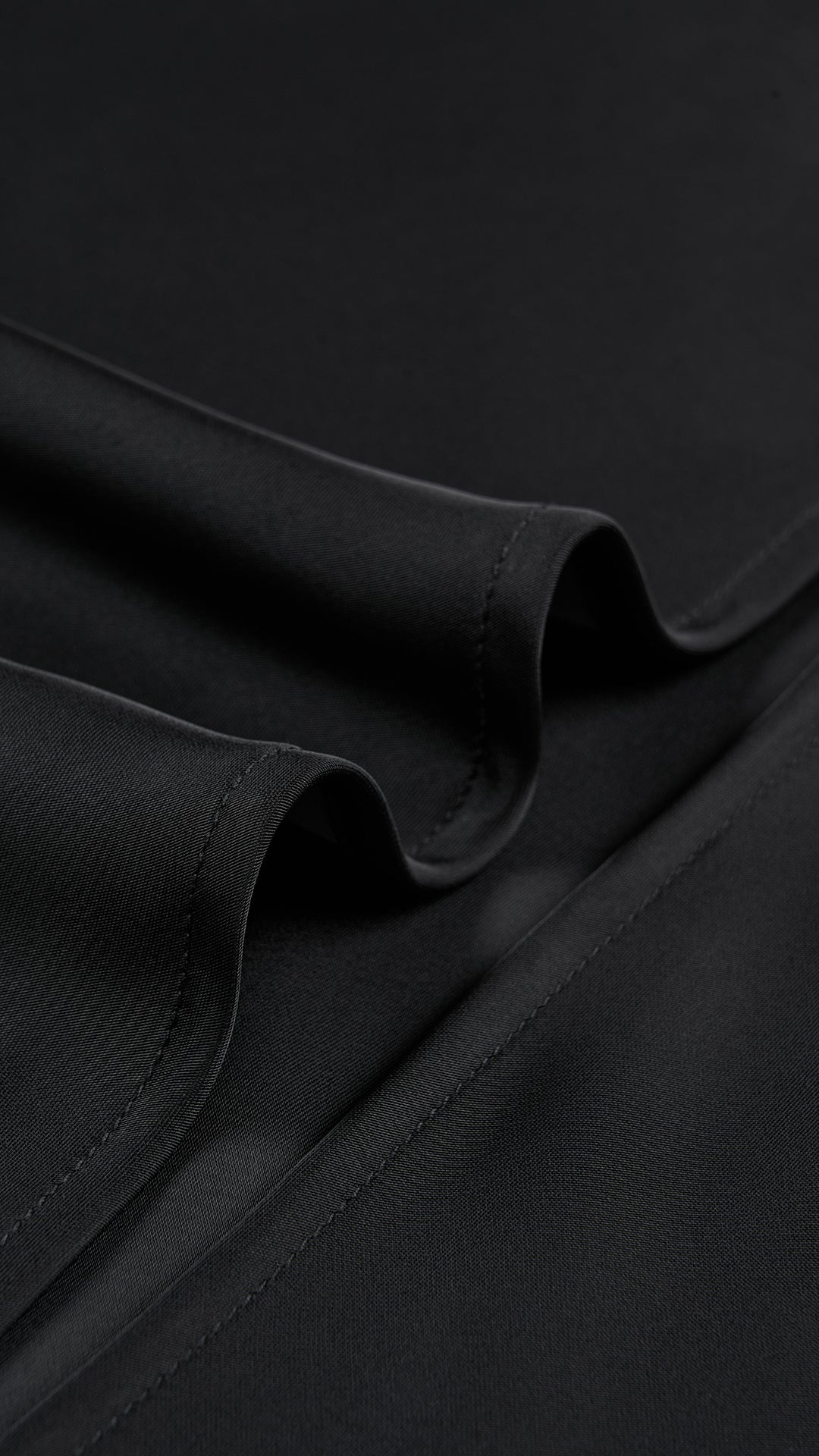 Abito lungo elegante senza maniche con scollo a collo drappeggiato e dettaglio a fibbia, in tessuto fluido, per cerimonie e occasioni speciali