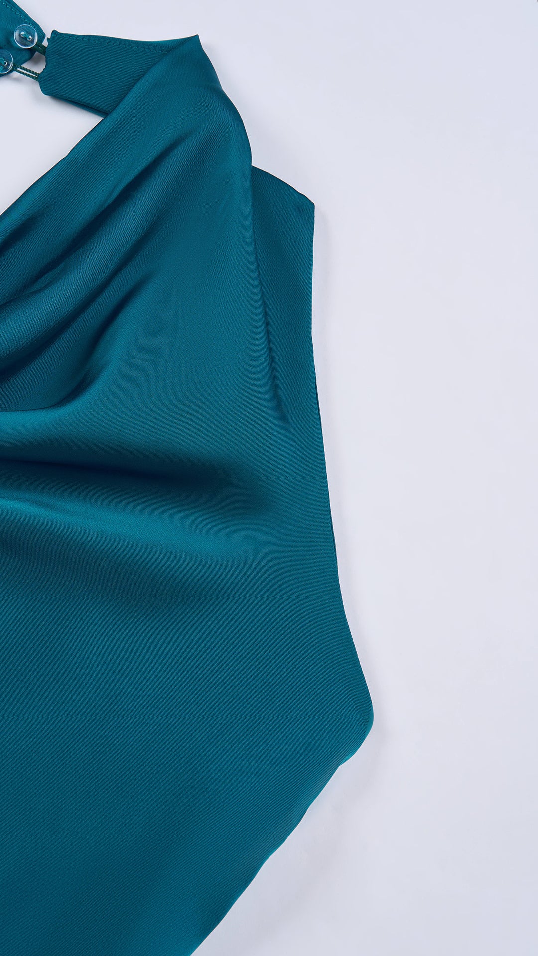 Abito lungo elegante senza maniche con scollo a collo drappeggiato e dettaglio a fibbia, in tessuto fluido, per cerimonie e occasioni speciali