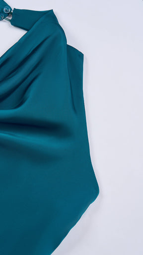 Abito lungo elegante senza maniche con scollo a collo drappeggiato e dettaglio a fibbia, in tessuto fluido, per cerimonie e occasioni speciali