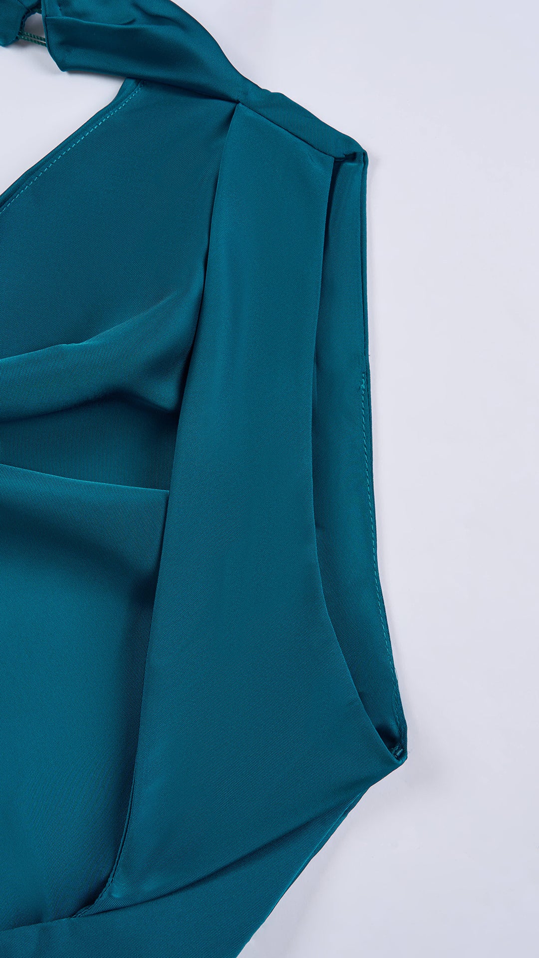 Abito lungo elegante senza maniche con scollo a collo drappeggiato e dettaglio a fibbia, in tessuto fluido, per cerimonie e occasioni speciali