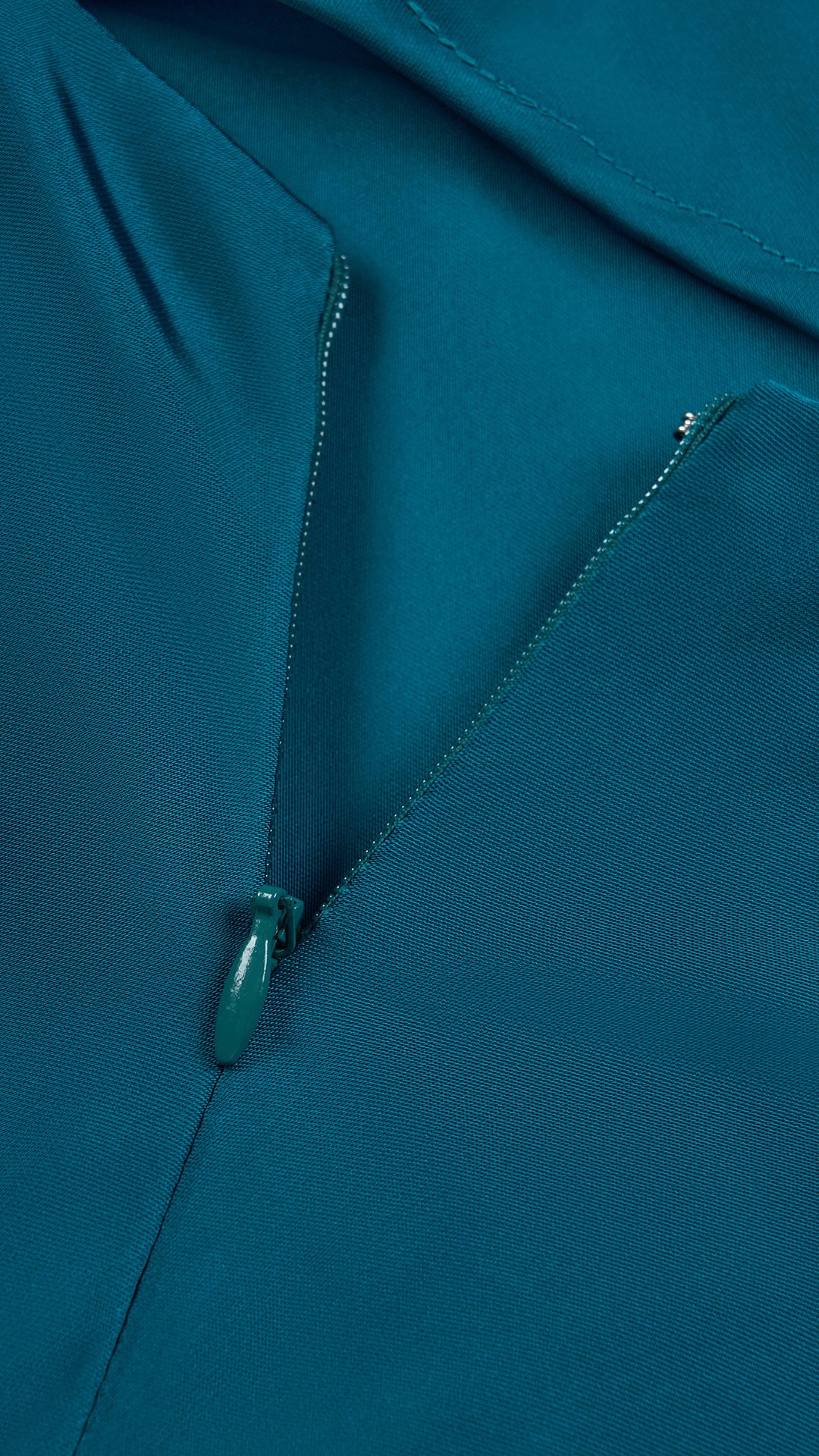 Abito lungo elegante senza maniche con scollo a collo drappeggiato e dettaglio a fibbia, in tessuto fluido, per cerimonie e occasioni speciali