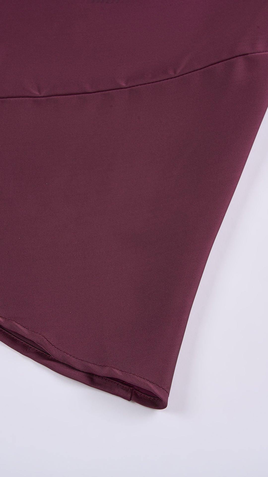 Abito lungo elegante senza maniche con scollo a collo drappeggiato e dettaglio a fibbia, in tessuto fluido, per cerimonie e occasioni speciali