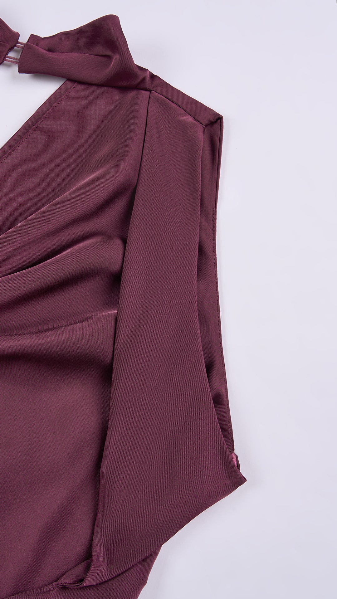 Abito lungo elegante senza maniche con scollo a collo drappeggiato e dettaglio a fibbia, in tessuto fluido, per cerimonie e occasioni speciali