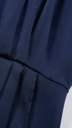 Abito lungo elegante con scollo a collo alto, senza maniche, in raso fluido, per cerimonie e occasioni speciali