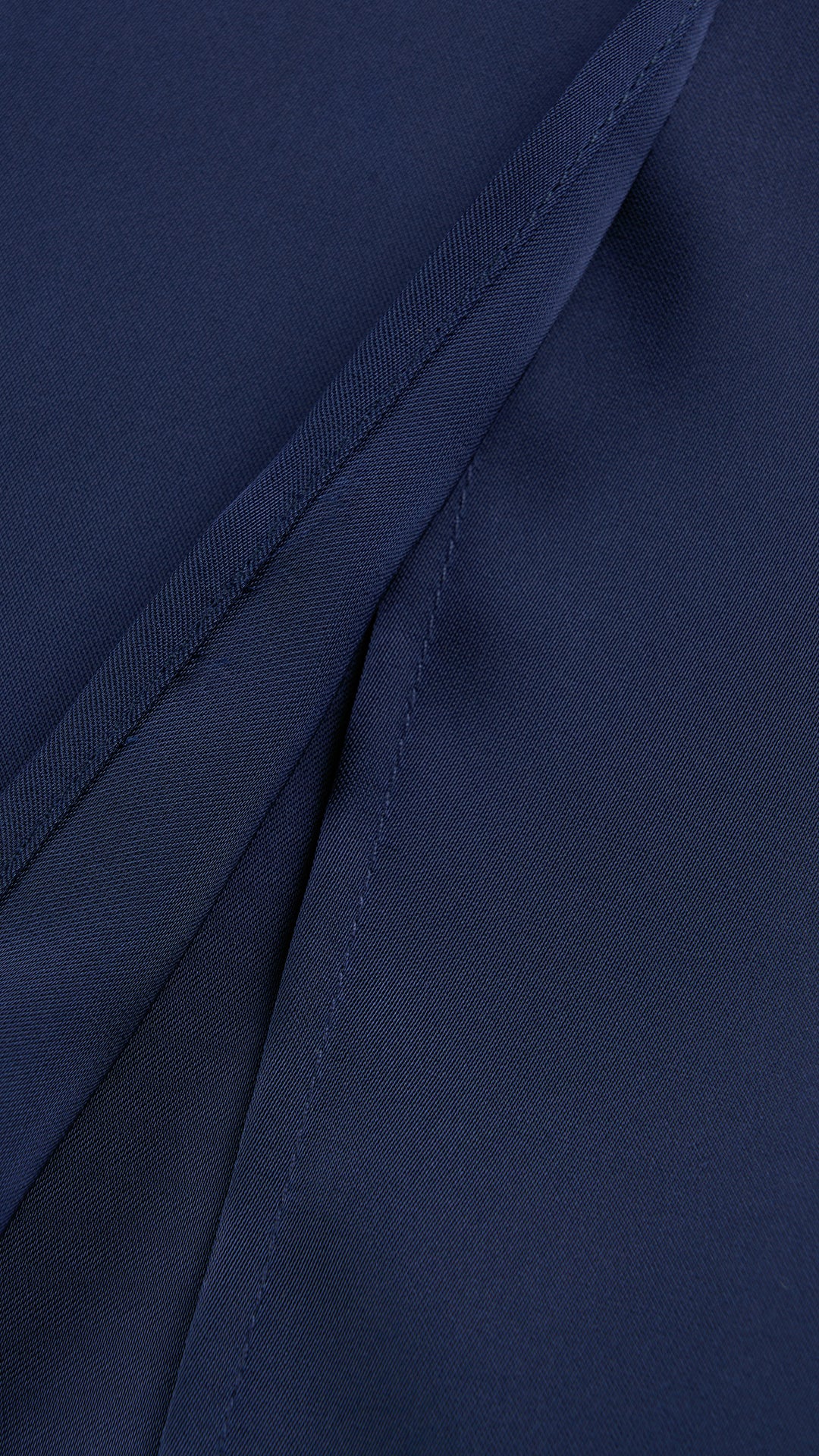 Abito lungo elegante con scollo a collo alto, senza maniche, in raso fluido, per cerimonie e occasioni speciali