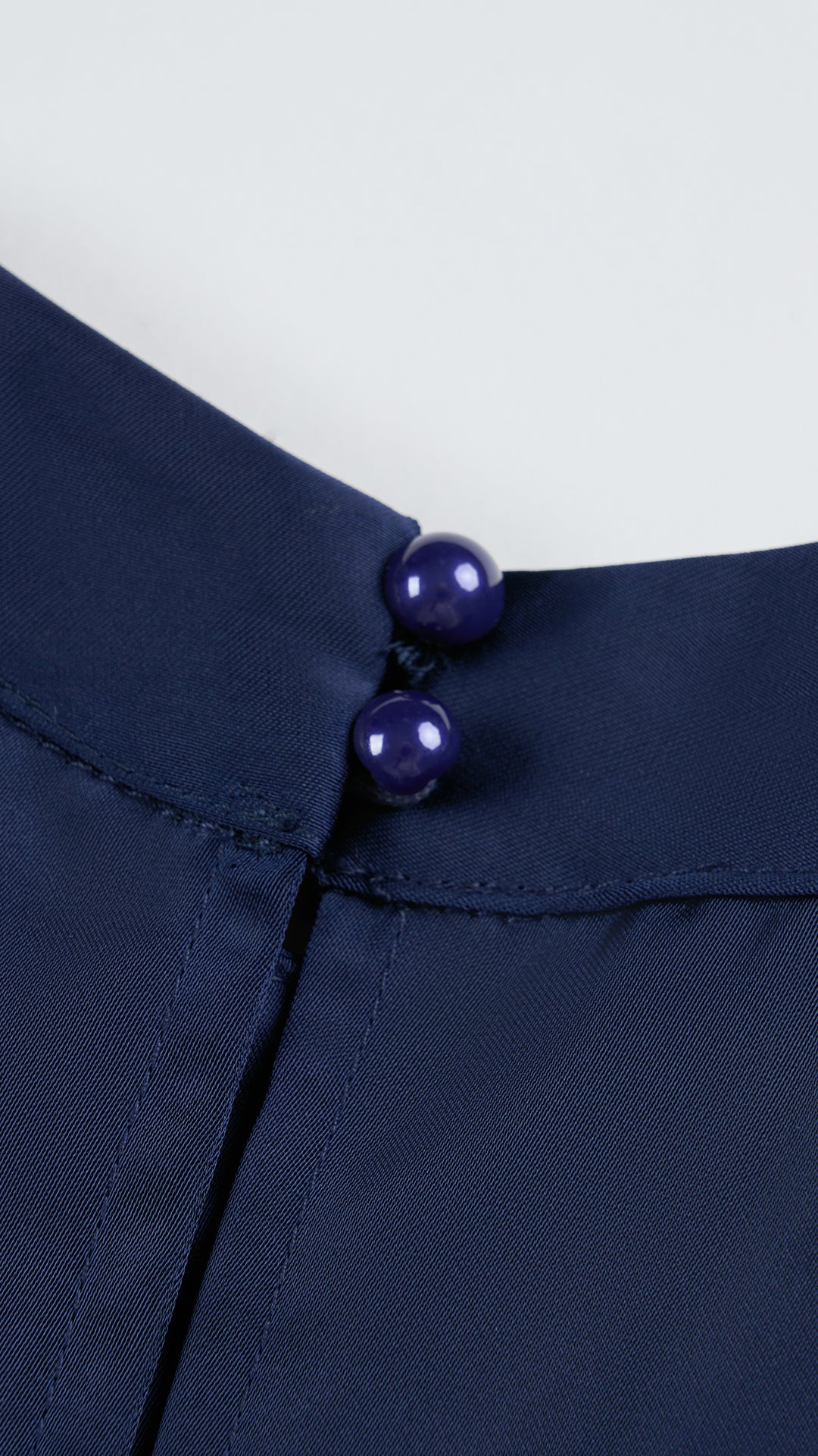 Abito lungo elegante con scollo a collo alto, senza maniche, in raso fluido, per cerimonie e occasioni speciali