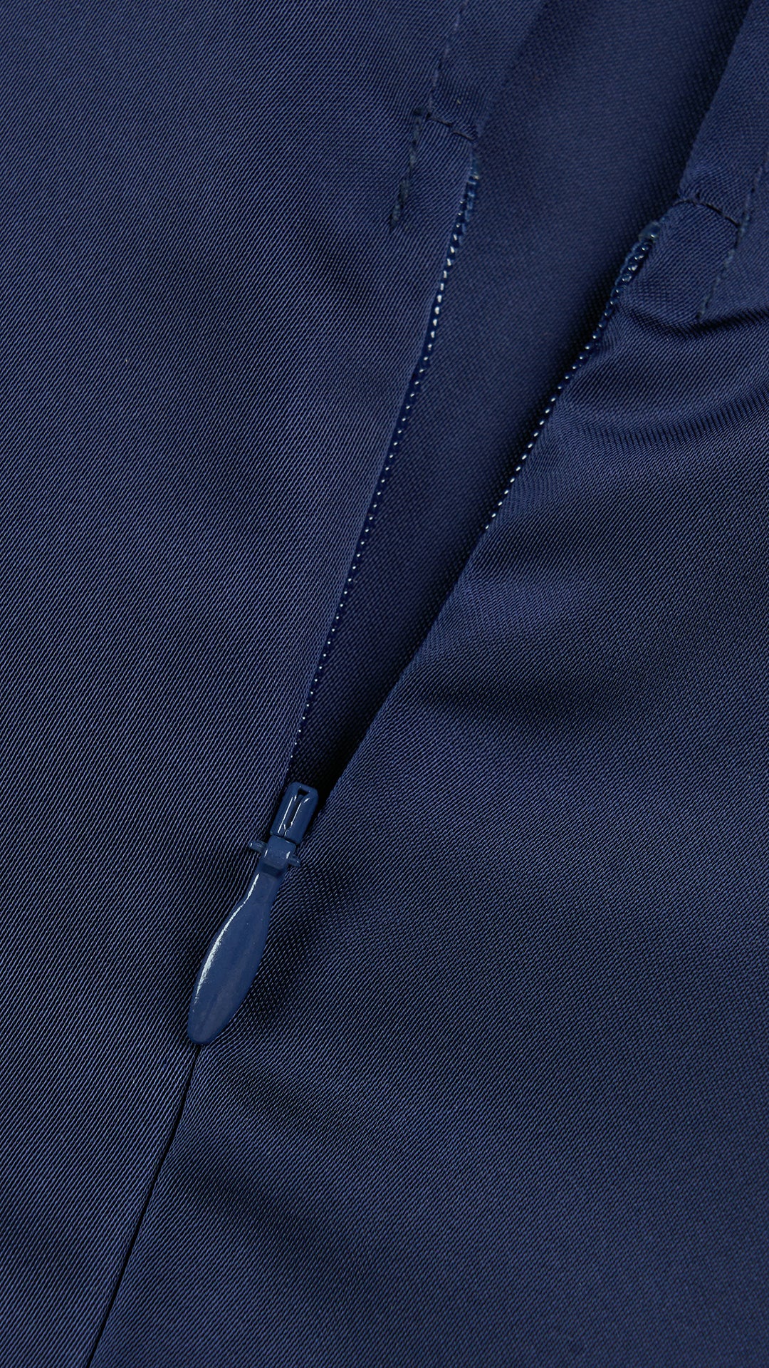 Abito lungo elegante con scollo a collo alto, senza maniche, in raso fluido, per cerimonie e occasioni speciali
