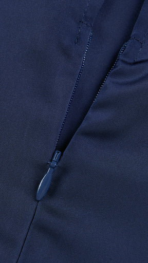 Abito lungo elegante con scollo a collo alto, senza maniche, in raso fluido, per cerimonie e occasioni speciali