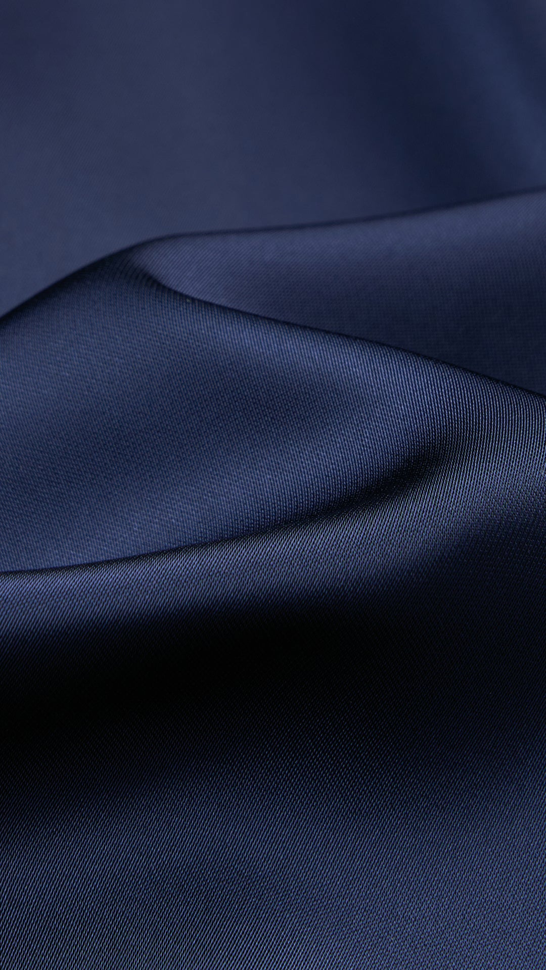 Abito lungo elegante con scollo a collo alto, senza maniche, in raso fluido, per cerimonie e occasioni speciali