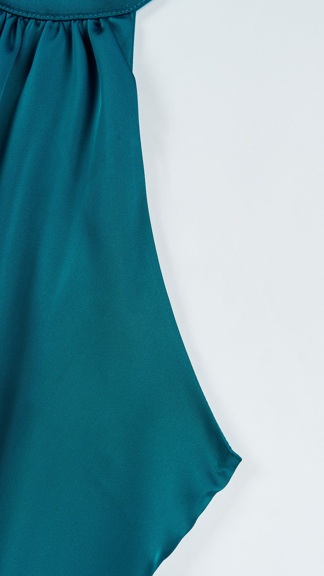Abito lungo elegante con scollo a collo alto, senza maniche, in raso fluido, per cerimonie e occasioni speciali