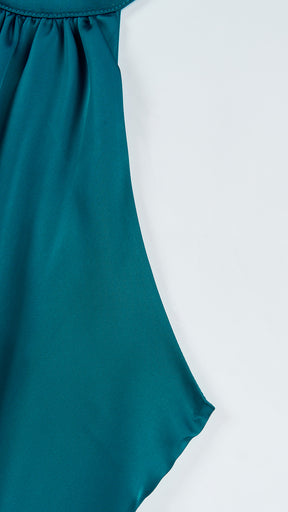 Abito lungo elegante con scollo a collo alto, senza maniche, in raso fluido, per cerimonie e occasioni speciali