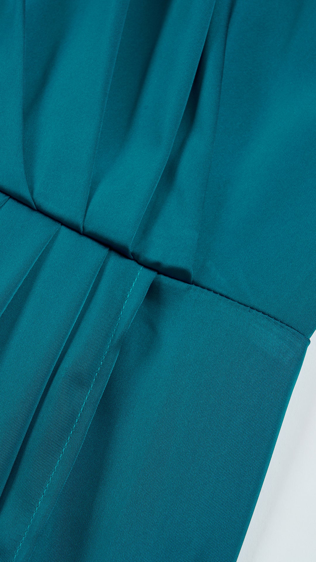 Abito lungo elegante con scollo a collo alto, senza maniche, in raso fluido, per cerimonie e occasioni speciali