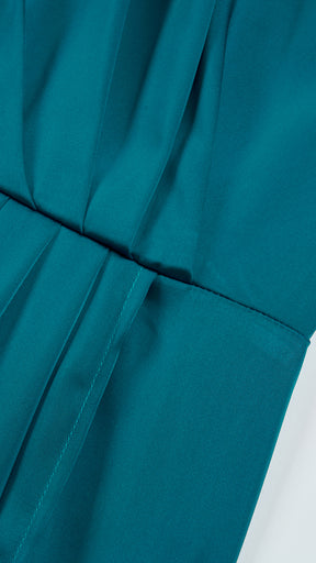 Abito lungo elegante con scollo a collo alto, senza maniche, in raso fluido, per cerimonie e occasioni speciali
