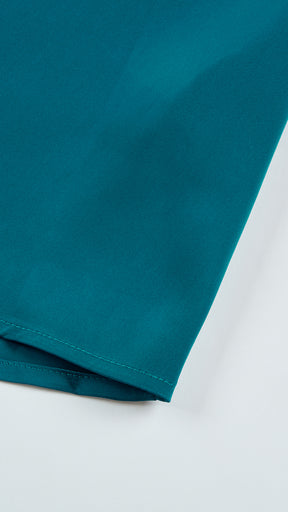 Abito lungo elegante con scollo a collo alto, senza maniche, in raso fluido, per cerimonie e occasioni speciali