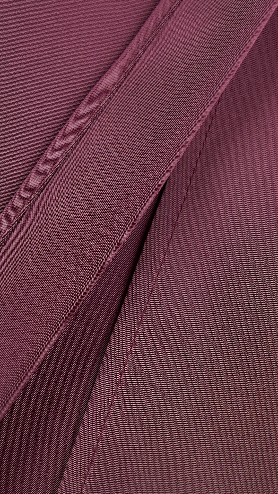 Abito lungo elegante con scollo a collo alto, senza maniche, in raso fluido, per cerimonie e occasioni speciali