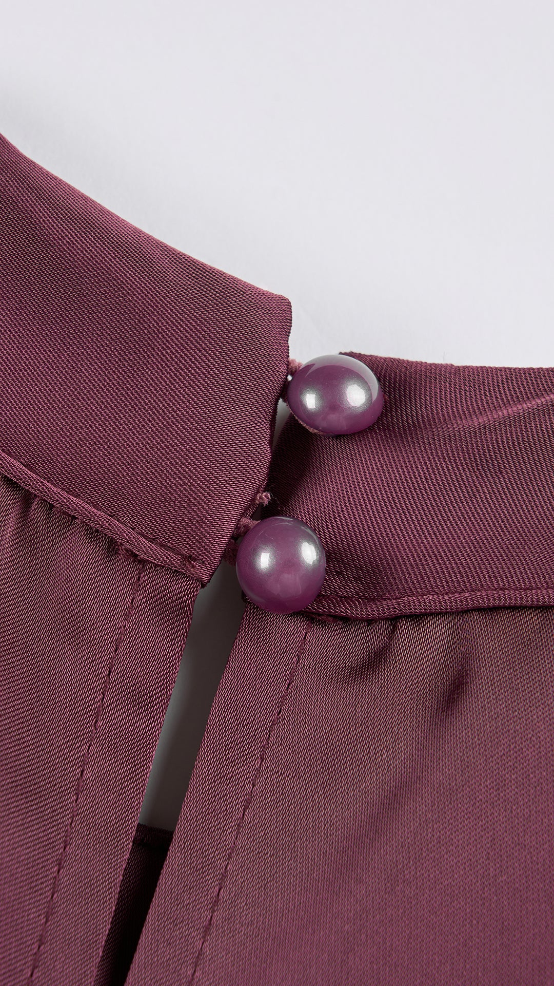 Abito lungo elegante con scollo a collo alto, senza maniche, in raso fluido, per cerimonie e occasioni speciali