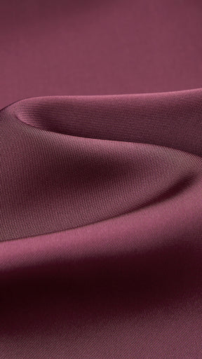 Abito lungo elegante con scollo a collo alto, senza maniche, in raso fluido, per cerimonie e occasioni speciali