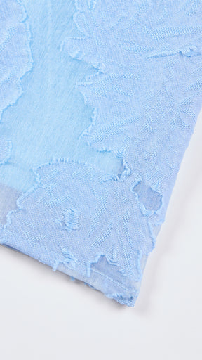 Abito corto elegante a spalline sottili con scollo a fascia, tessuto jacquard floreale e dettaglio a croce sul retro