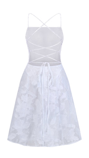 Abito corto elegante a spalline sottili con scollo a fascia, tessuto jacquard floreale e dettaglio a croce sul retro