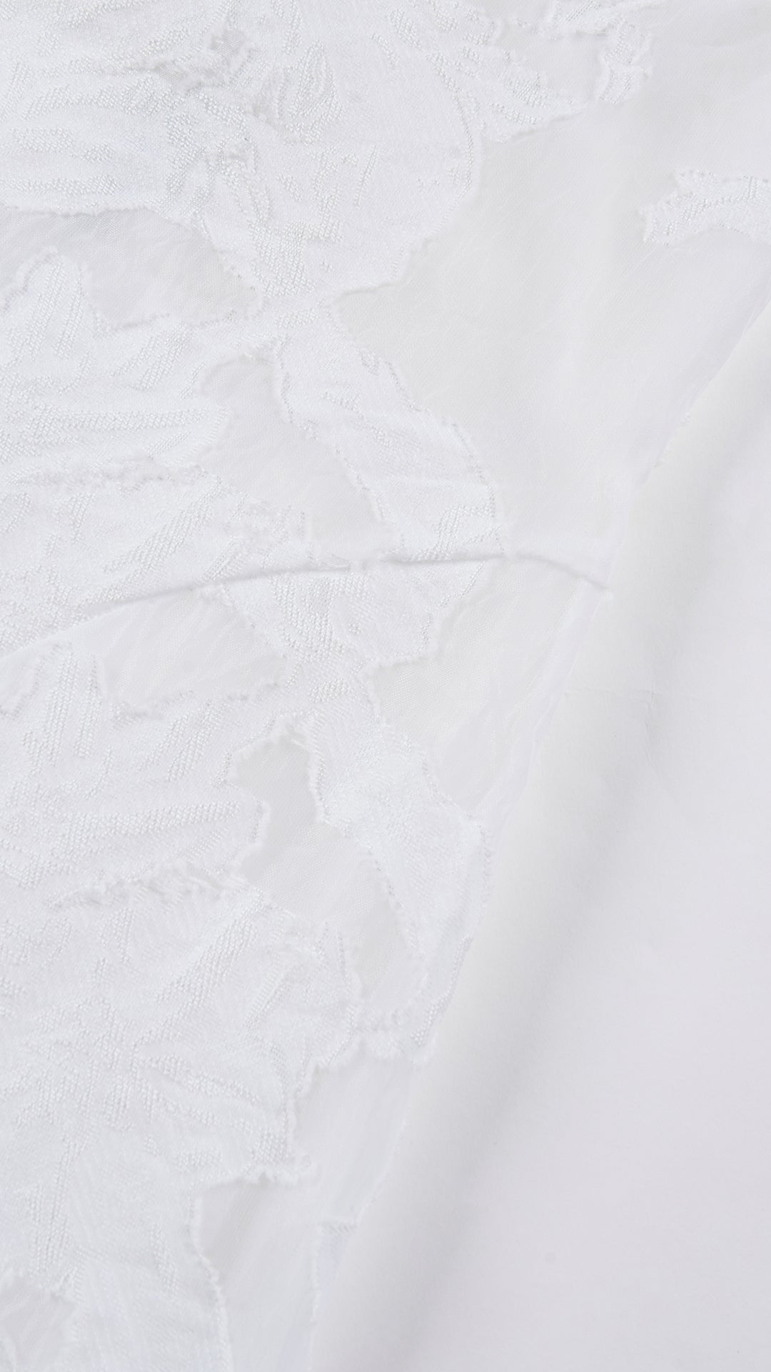 Abito corto elegante a spalline sottili con scollo a fascia, tessuto jacquard floreale e dettaglio a croce sul retro
