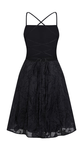 Abito corto elegante a spalline sottili con scollo a fascia, tessuto jacquard floreale e dettaglio a croce sul retro