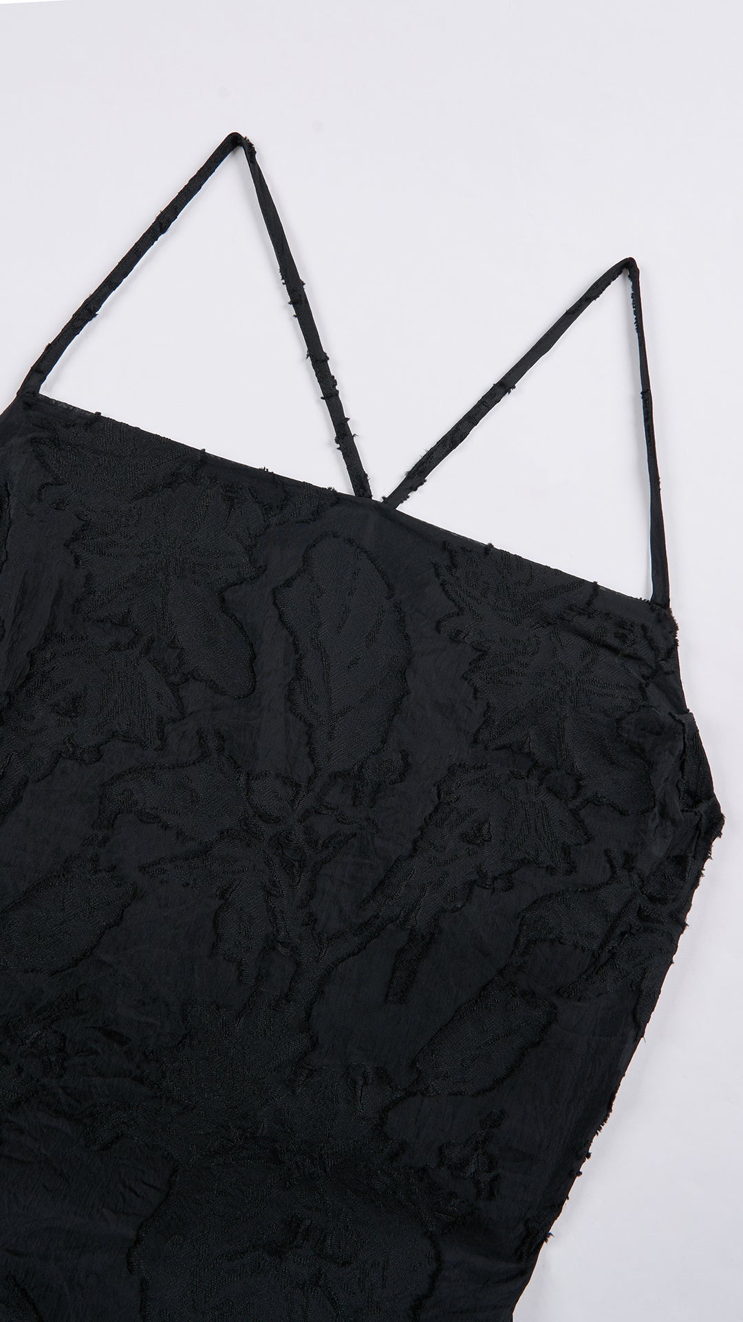 Abito corto elegante a spalline sottili con scollo a fascia, tessuto jacquard floreale e dettaglio a croce sul retro