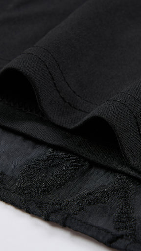 Abito corto elegante a spalline sottili con scollo a fascia, tessuto jacquard floreale e dettaglio a croce sul retro