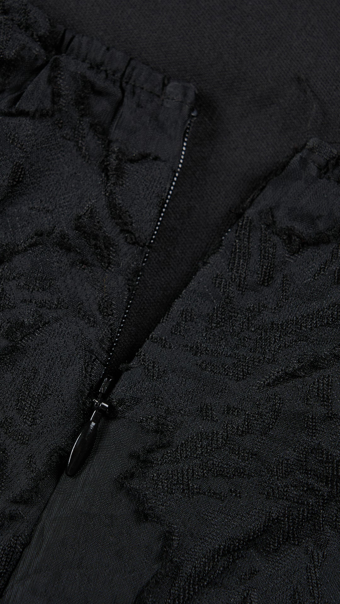 Abito corto elegante a spalline sottili con scollo a fascia, tessuto jacquard floreale e dettaglio a croce sul retro