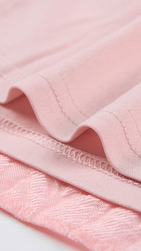 Abito corto elegante a spalline sottili con scollo a fascia, tessuto jacquard floreale e dettaglio a croce sul retro