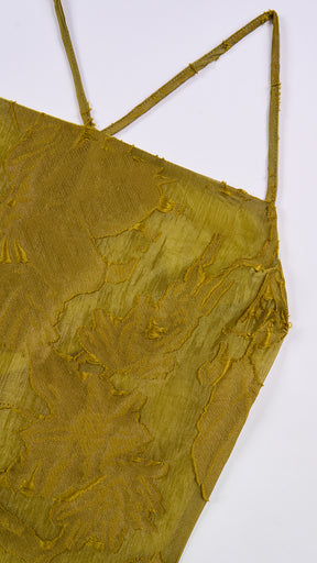 Abito corto elegante a spalline sottili con scollo a fascia, tessuto jacquard floreale e dettaglio a croce sul retro