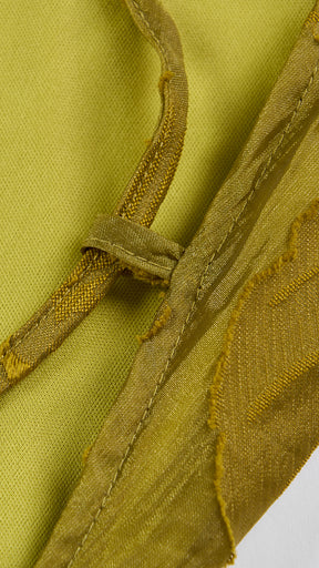 Abito corto elegante a spalline sottili con scollo a fascia, tessuto jacquard floreale e dettaglio a croce sul retro
