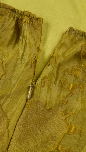 Abito corto elegante a spalline sottili con scollo a fascia, tessuto jacquard floreale e dettaglio a croce sul retro