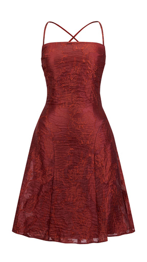Abito corto elegante a spalline sottili con scollo a fascia, tessuto jacquard floreale e dettaglio a croce sul retro
