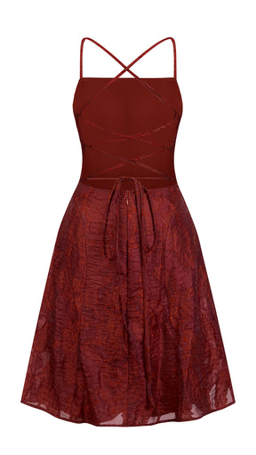 Abito corto elegante a spalline sottili con scollo a fascia, tessuto jacquard floreale e dettaglio a croce sul retro