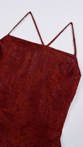 Abito corto elegante a spalline sottili con scollo a fascia, tessuto jacquard floreale e dettaglio a croce sul retro