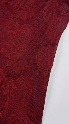 Abito corto elegante a spalline sottili con scollo a fascia, tessuto jacquard floreale e dettaglio a croce sul retro