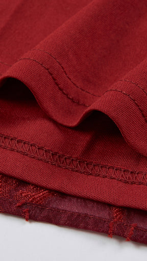 Abito corto elegante a spalline sottili con scollo a fascia, tessuto jacquard floreale e dettaglio a croce sul retro