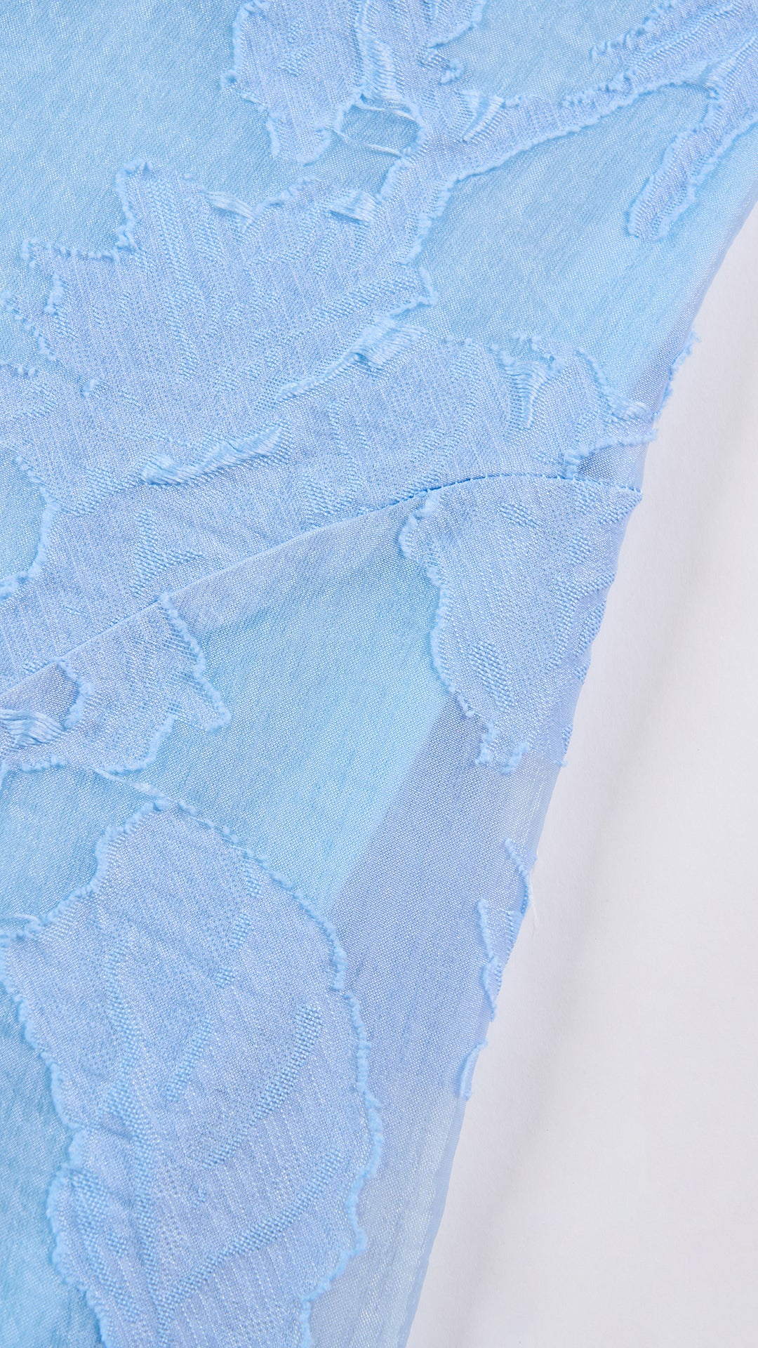 Abito midi elegante a spalline sottili con scollo a fascia, tessuto jacquard floreale e dettaglio a croce sul retro（副本）