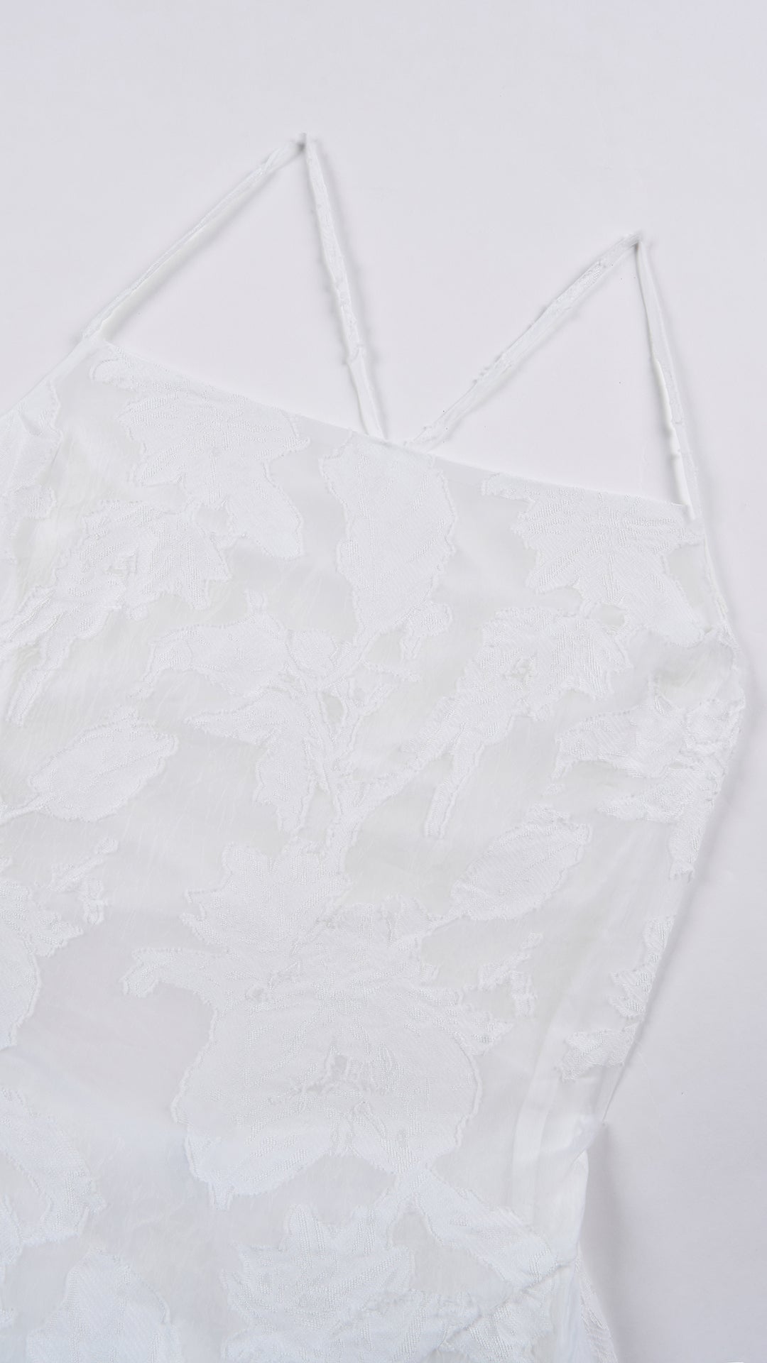 Abito midi elegante a spalline sottili con scollo a fascia, tessuto jacquard floreale e dettaglio a croce sul retro（副本）
