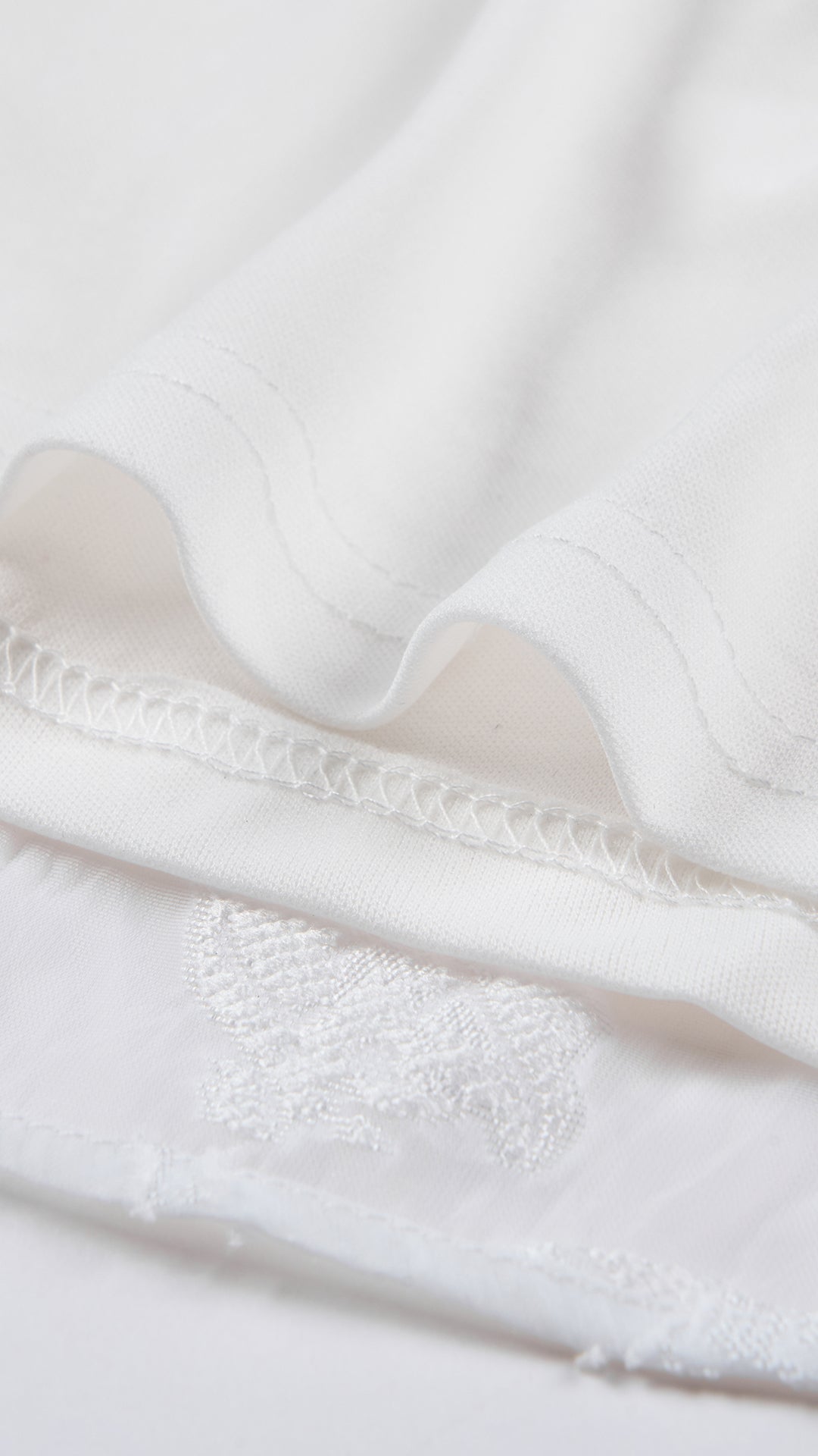 Abito midi elegante a spalline sottili con scollo a fascia, tessuto jacquard floreale e dettaglio a croce sul retro（副本）