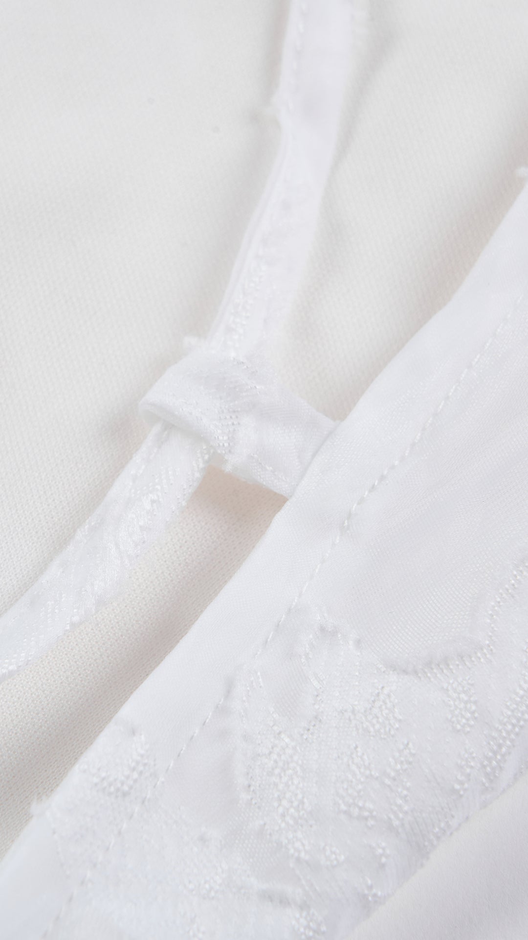 Abito midi elegante a spalline sottili con scollo a fascia, tessuto jacquard floreale e dettaglio a croce sul retro