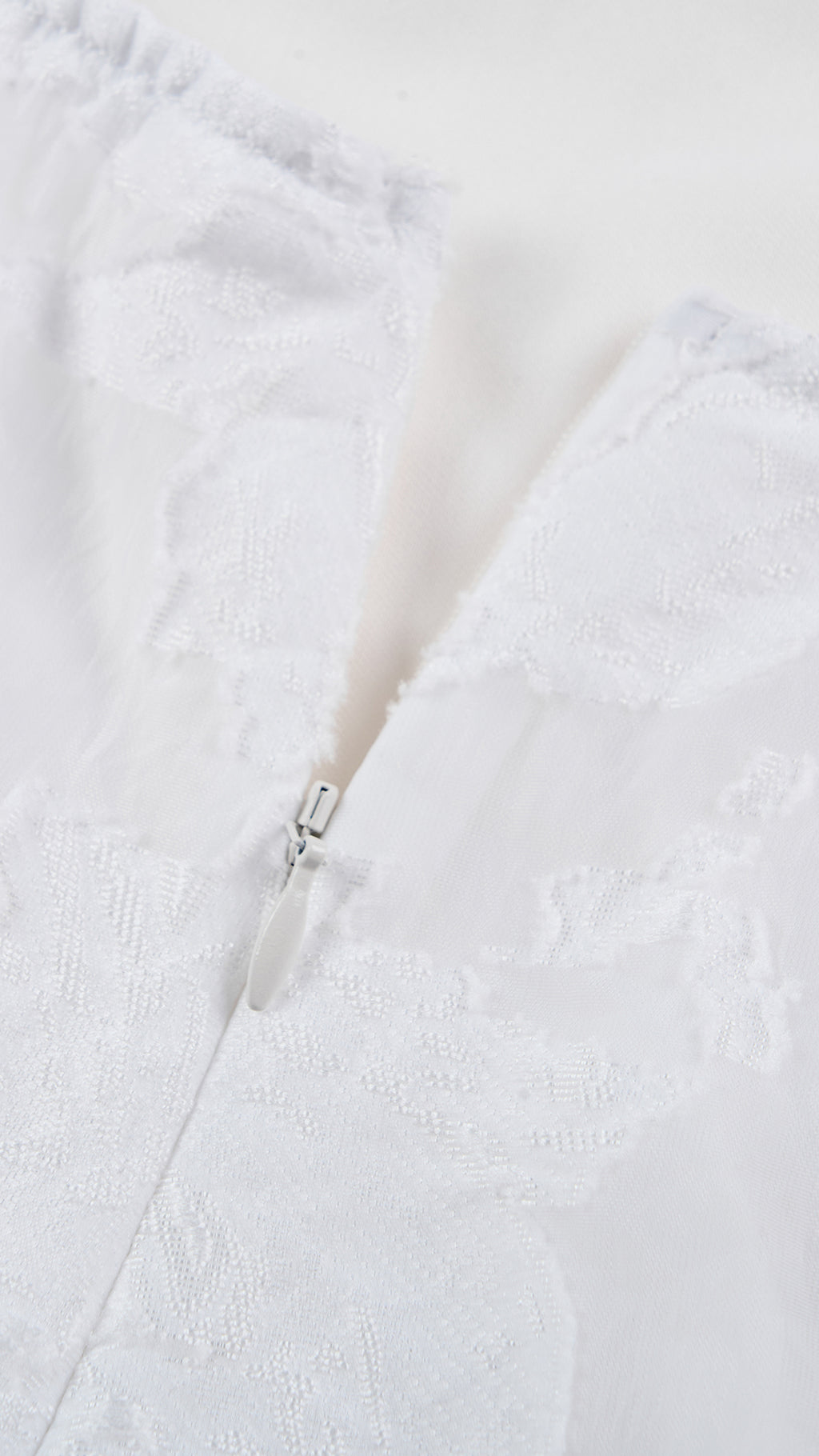 Abito midi elegante a spalline sottili con scollo a fascia, tessuto jacquard floreale e dettaglio a croce sul retro（副本）