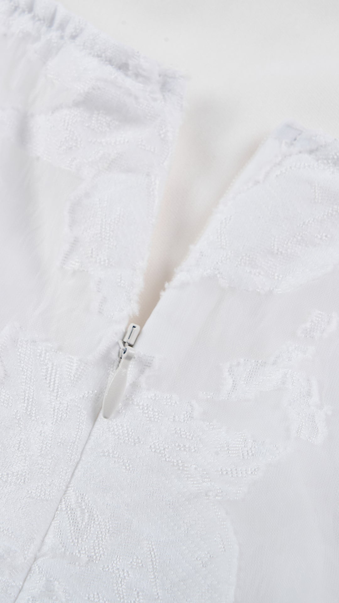 Abito midi elegante a spalline sottili con scollo a fascia, tessuto jacquard floreale e dettaglio a croce sul retro（副本）