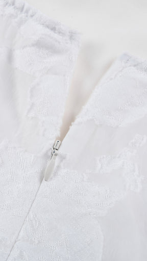 Abito midi elegante a spalline sottili con scollo a fascia, tessuto jacquard floreale e dettaglio a croce sul retro