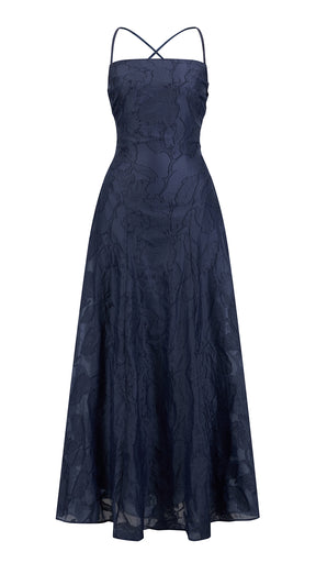 Abito midi elegante a spalline sottili con scollo a fascia, tessuto jacquard floreale e dettaglio a croce sul retro