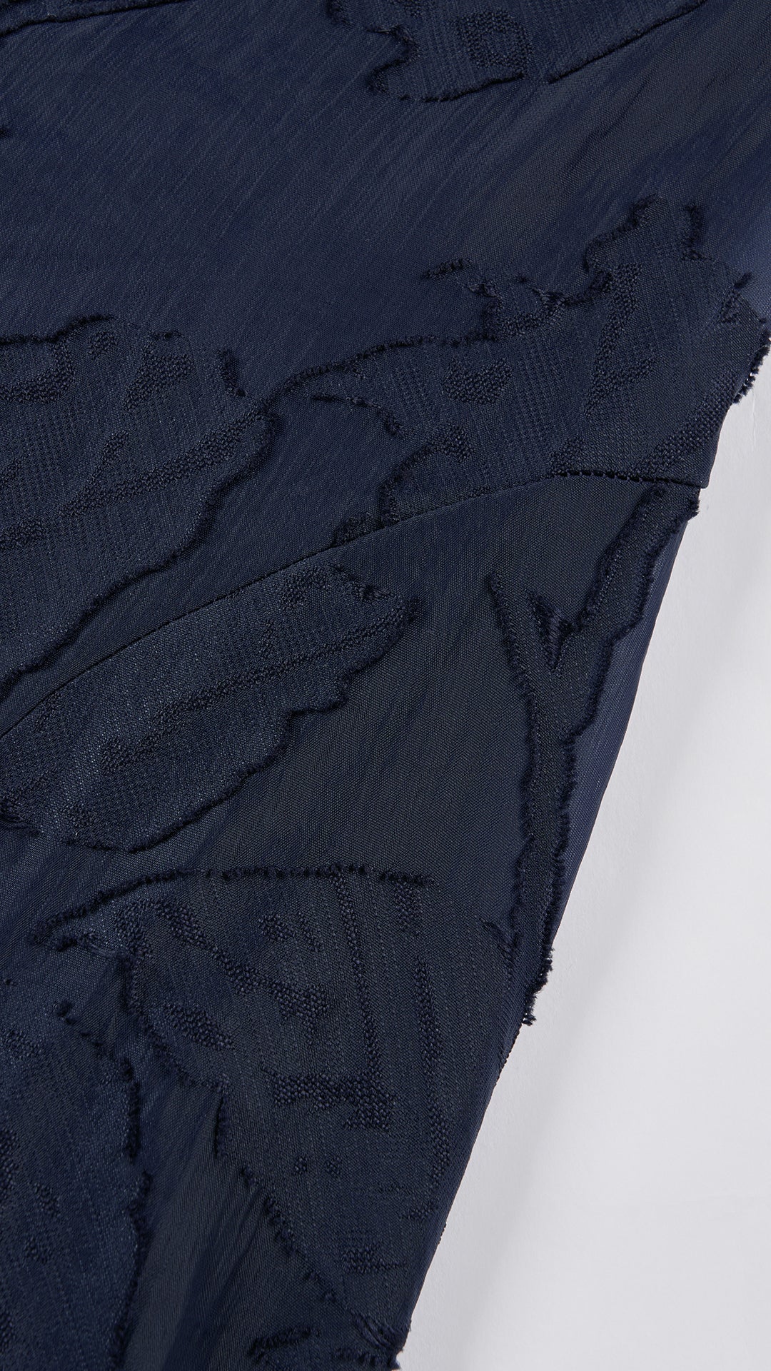 Abito midi elegante a spalline sottili con scollo a fascia, tessuto jacquard floreale e dettaglio a croce sul retro（副本）